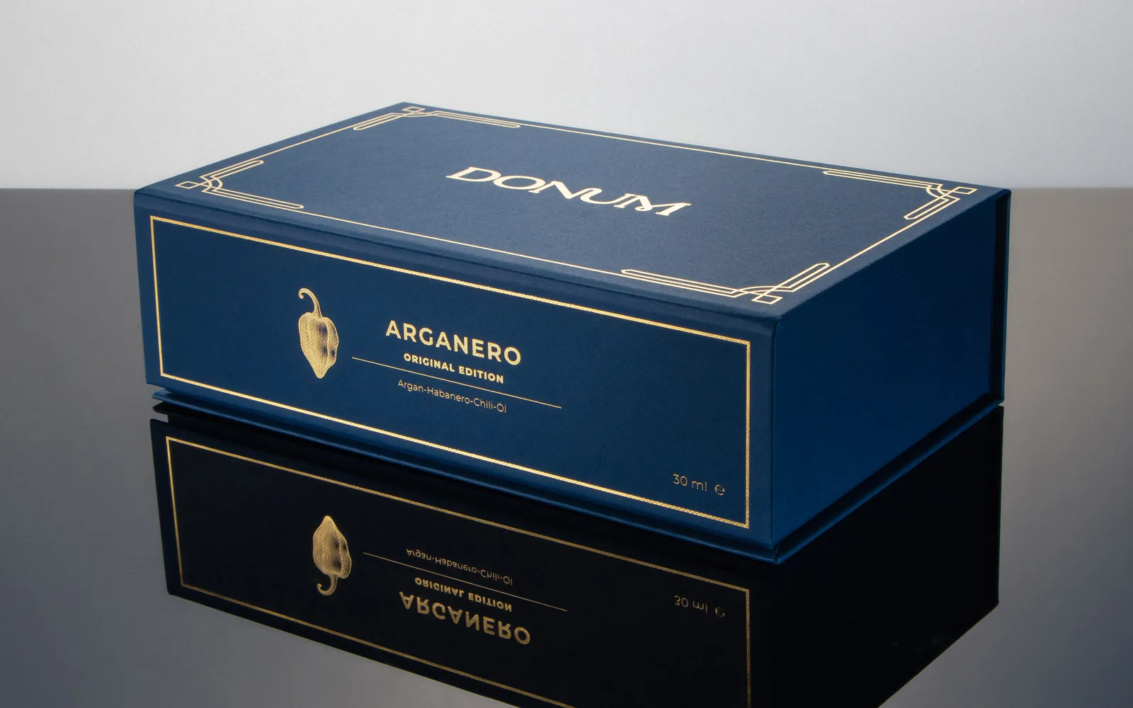 Die geschlossene DONUM Geschenkbox der Original Edition mit goldener Praegung